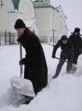 Руководство и преподавательский состав семинарии на уборке снега (6 марта 2007)