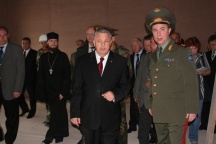 Осмотр губернатором края В.И.Ишаевым строящейся семинарии (22 июня 2006)