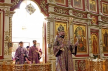 Божественная литургия в Великий четверг в Спасо-Преображенском соборе 13 апреля 2017 г.