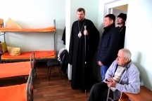Митрополит Владимир посетил центр помощи бездомным 