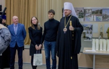 Митрополит Владимир вручил памятные подарки архитекторам, представившим проекты воссоздания Триумфальной арки  12 декабря 2018 г.