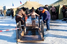Крещенские купания прошли в Хабаровске 20 января 2024 года