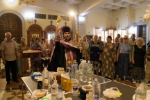 Верующие Хабаровска в праздник Изнесения Честных Древ Животворящего Креста Господня освятили мед нового урожая. 14 августа 2025 года
